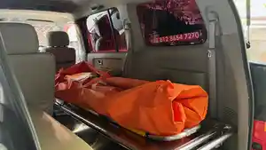 Jasad-korban-ketika-dievakuasi-ke-dalam-mobil-ambulans-Jumat-962023.jpg