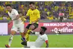 pemain-malaysia-safawi-rasid-mendapatkan-hadangan-dari-pemain-timnas-indonesia.jpg