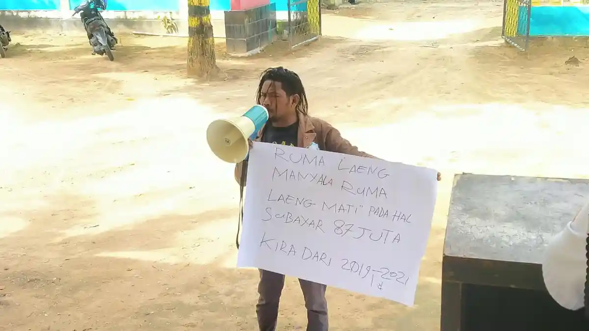 Puluhan Rumah Belum Teraliri Listrik, Mahasiswa di Pulau Buru Ini Demo Seorang Diri