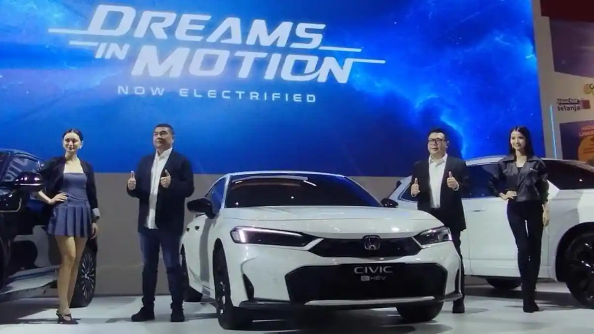Honda Pajang New Honda Civic RS e:HEV Pertama Kalinya di IIMS Surabaya 2025