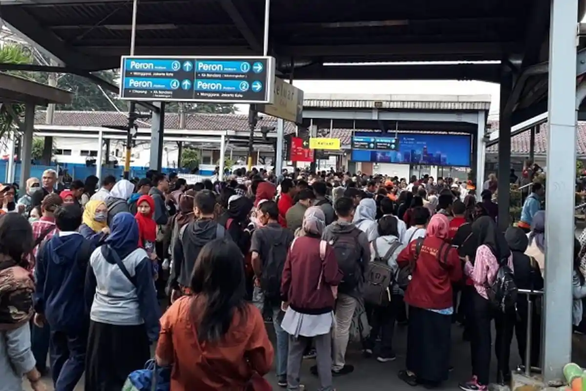 Hore, Stiker Jaga Jarak Dicabut, Penumpang KRL Commuter Line Bisa Kembali Berdesak-desakan di Kereta