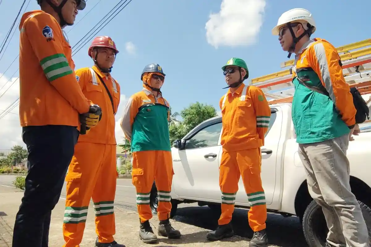 PDKB Bogani, Pasukan Khusus PLN UP3 Kotamobagu Lakukan Pemeliharaan Jaringan Listrik Tanpa Padam