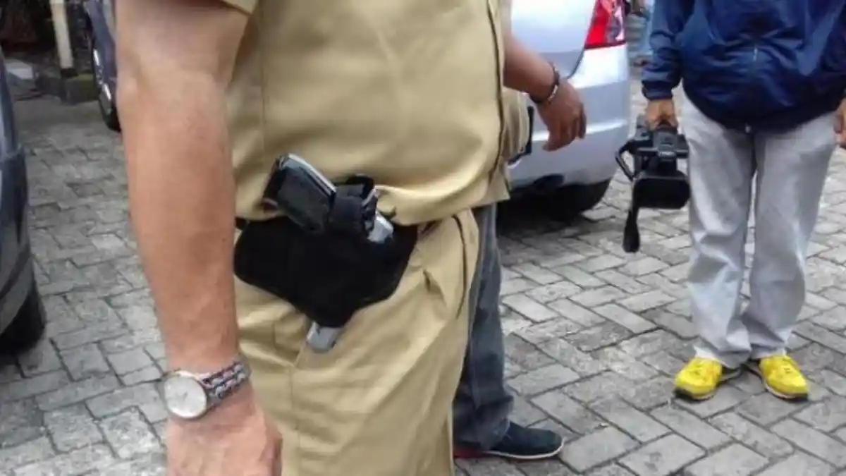 Sedang Razia, Kadis Perindustrian Bawa Pistol di Pinggangnya
