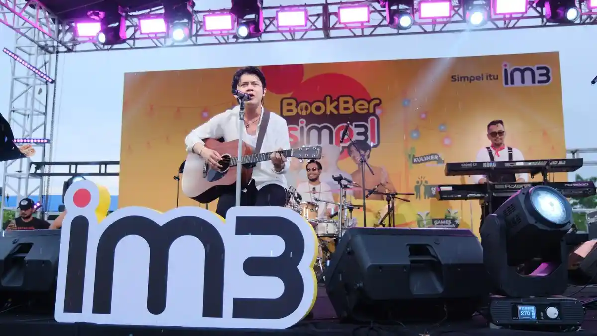 Rony Parulian Disambut Teriakan Antusias di BookBer Simp3l IM3, Nyanyi Bareng Pengunjung