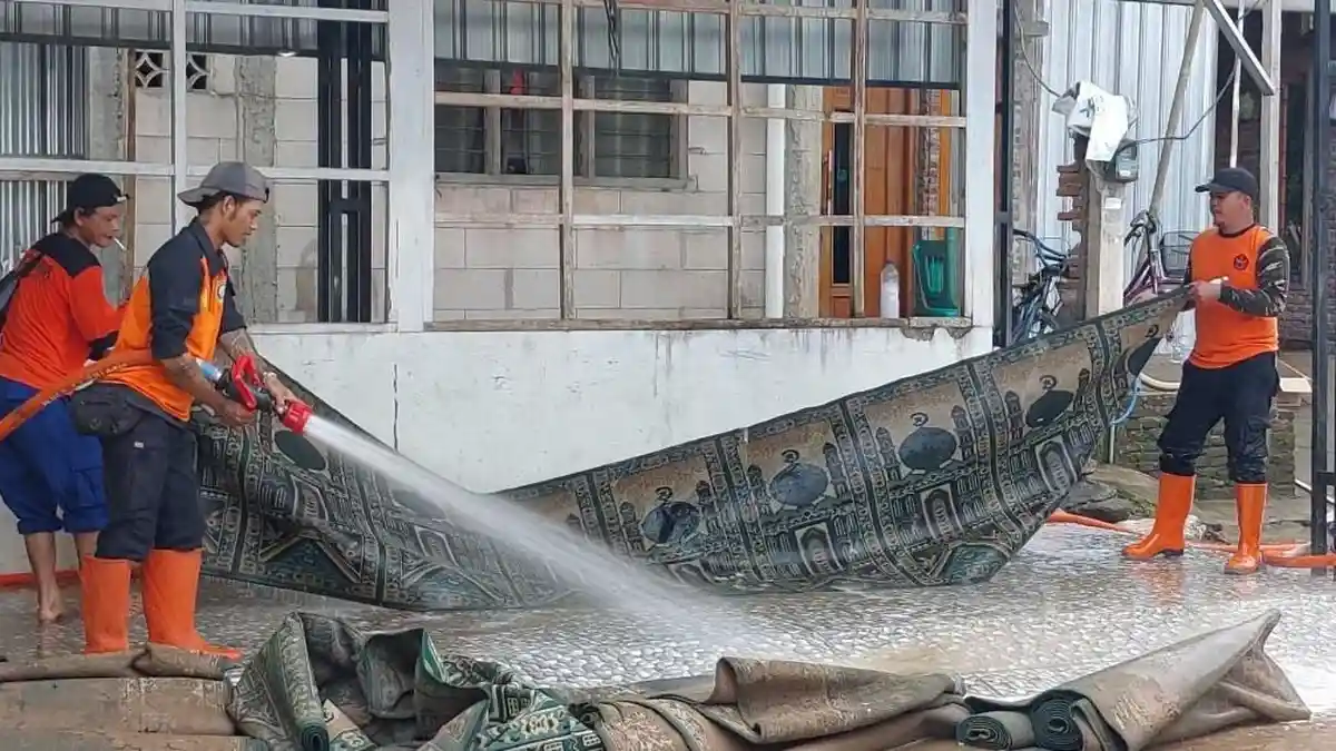 Warga dan Relawan Gotong Royong Bersih-bersih Pasca Banjir di Kebumen