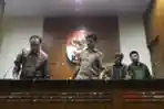 kpk-tunjukkan-barang-bukti-suap-hakim-pt-sulawesi-utara_20171008_142647.jpg
