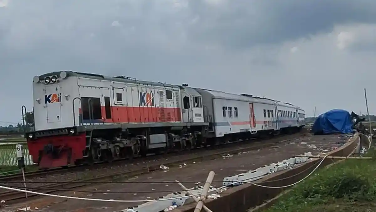 Lokasi Tabrakan KA Turangga dan Commuter Line di Cicalengka Masih Jadi Tontonan