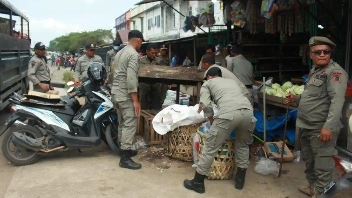 Jelang Ramadhan, Satpol PP Tertibkan Lapak Pedagang di Pasar Lambaro
