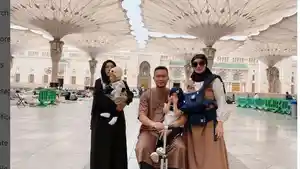 Zaskia-Gotik-bersama-suami-dan-dua-anaknya-umroh-di-Tanah-Suci.jpg