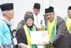 Bupati-Sukabumi-H-Asep-Japar-melepas-secara-langsung-keberangkatan-puluhan-jemaah-calon-haji.jpg