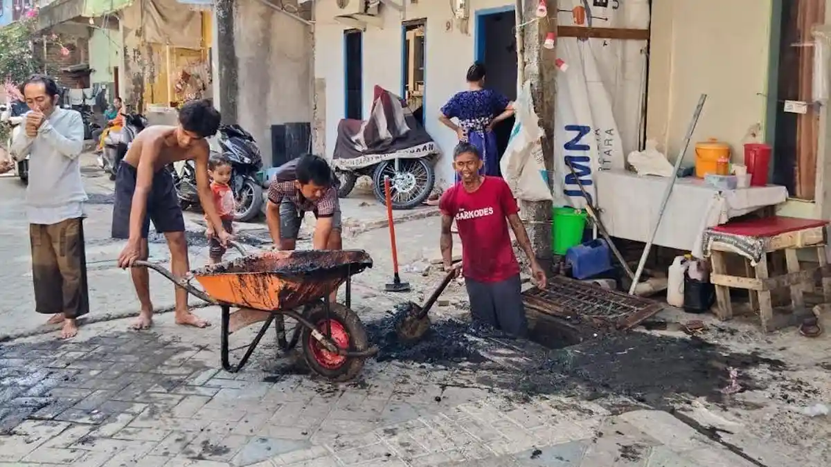 ‎Warga RT 004 RW 005 Maccini Sombala Kompak Sekop Sampah dari Drainase‎
