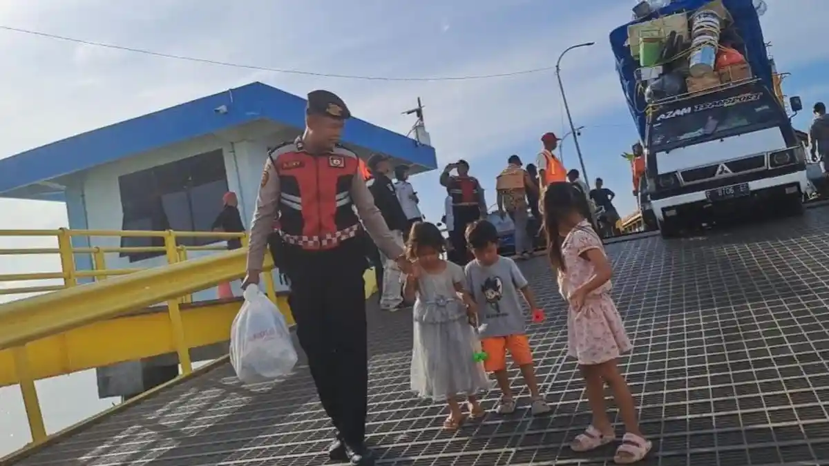 Libur Nataru 2026, Polisi Bantu Penumpang di Pelabuhan Jangkar Situbondo