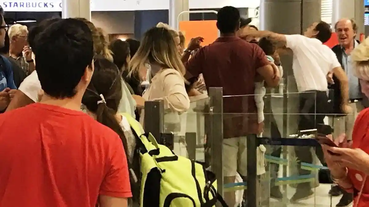 Protes Pesawat Delay, Penumpang Malah Ditinju Staf Bandara