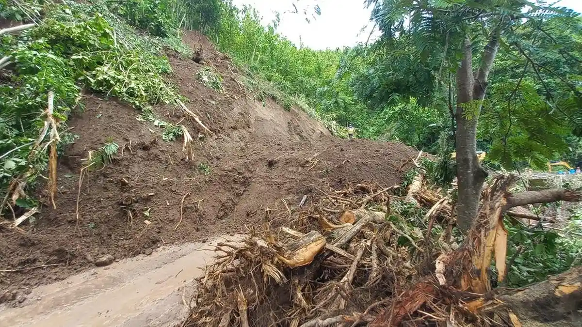 Jalan ke Jampang via Bagbagan Sukabumi Tertutup Longsor, Bupati Marwan Hamami: Ada Jalur Lain