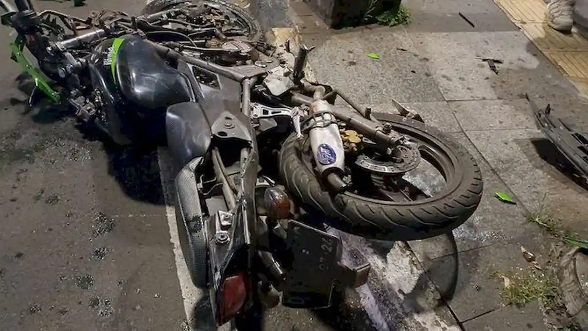 Gegara Terobos Lampu Merah di Jalan Merdeka, Bandung, Pengendara Motor Tertabrak Mobil, Terpental