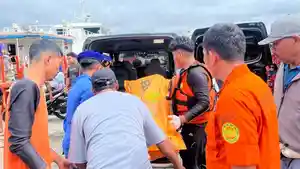 Tim-SAR-dibantu-nelayan-menemukan-nelayan-kerang-yang-terjatuh-1.jpg