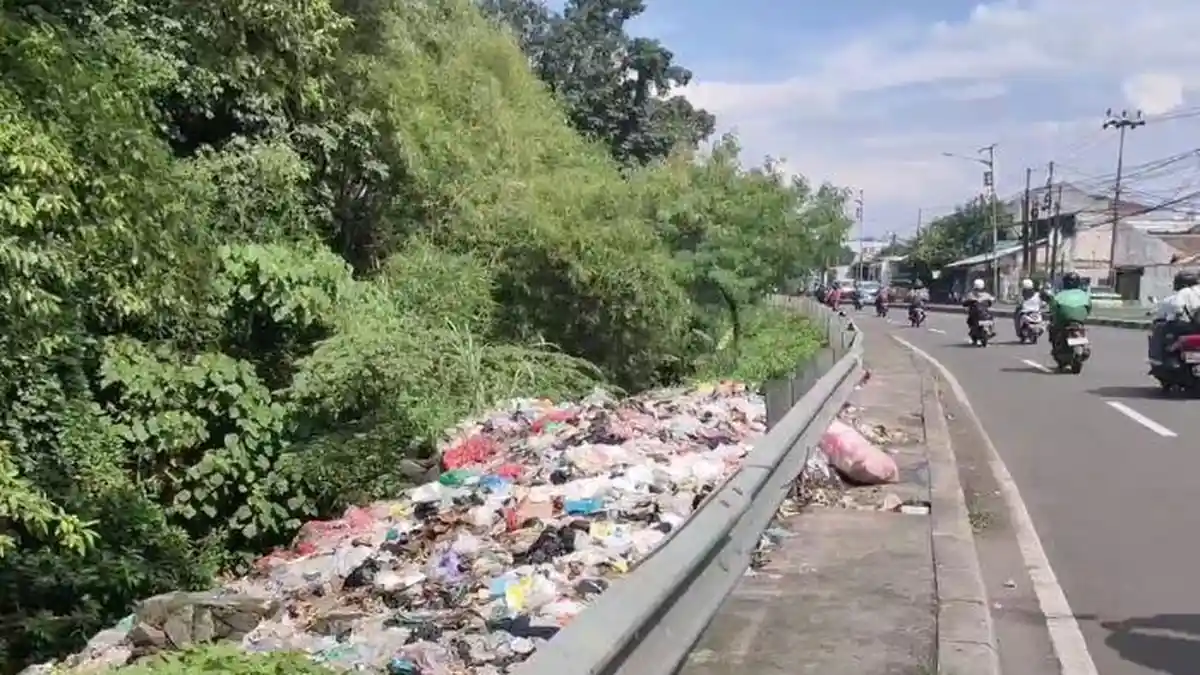 Libur Lebaran, Jalan Raya Bogor Cilangkap Depok Dipenuhi Tumpukan Sampah, Baunya Menyengat