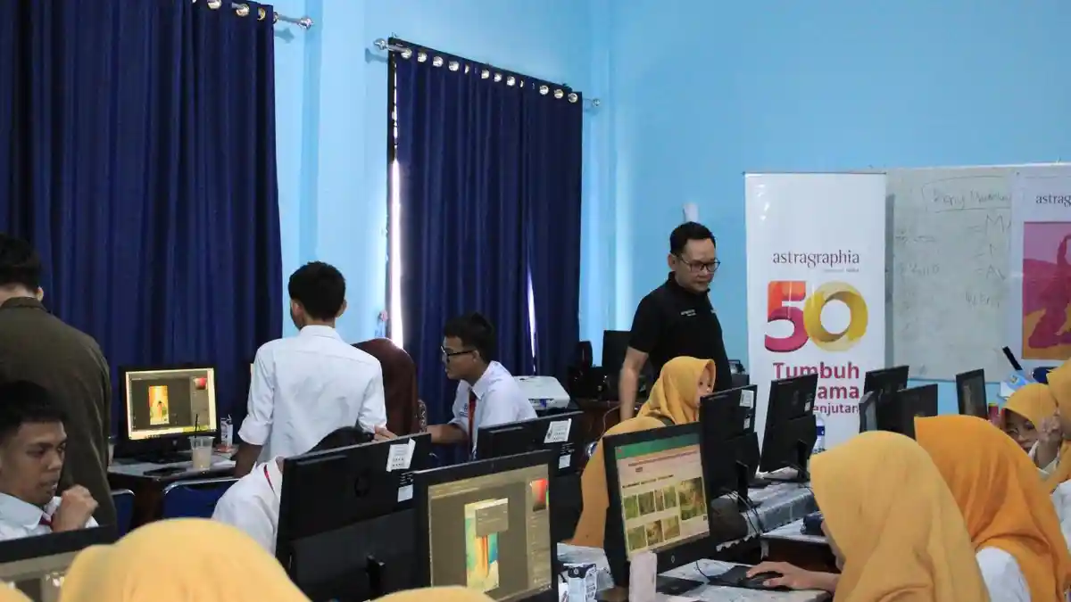 Keseruan Astragraphia Rayakan 50 Tahun dengan CSR Pendidikan dan Kesehatan di SMKN 1 Palembang