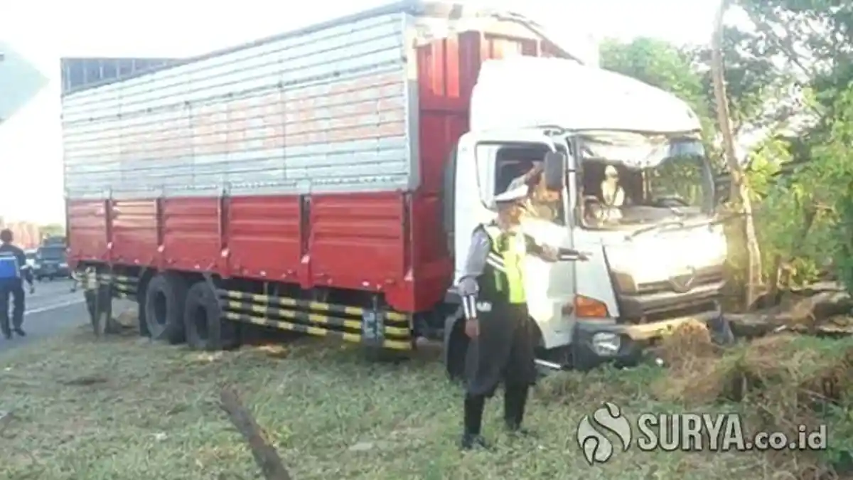 Penyebab Truk Boks Muat Lem Kemasan Terperosok Parit dan Tabrak Pohon di Tol Satelit Surabaya