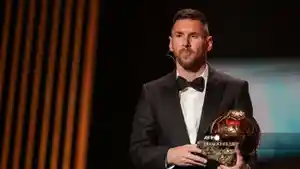 Lionel-Messi-raih-penghargaan-Ballon-dOr.jpg