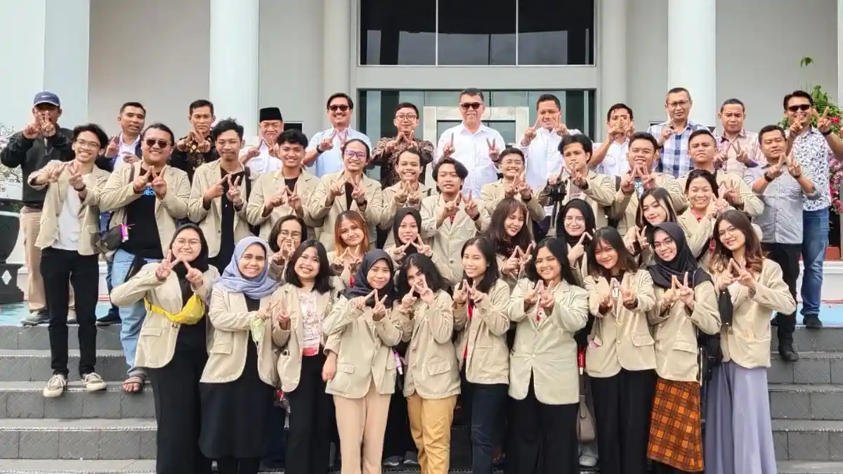 Bupati Natuna Sambut 28 Mahasiswa UGM yang Bakal Menjalankan Program KKN di Kelarik