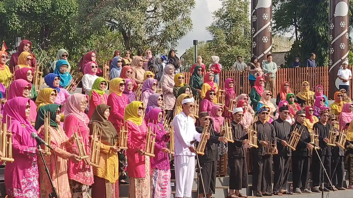 Pensiunan Ciamis Bermain Angklung Bersama Bupati Herdiat, Jaga Silaturahmi dan Semangat Juang