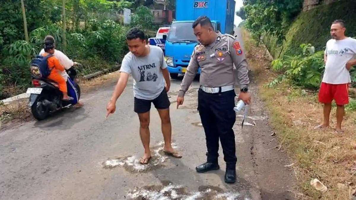 BREAKING NEWS - Ibu dan Anak Balitanya Tewas Akibat Kecelakaan 2 Motor di Sutojayan Blitar