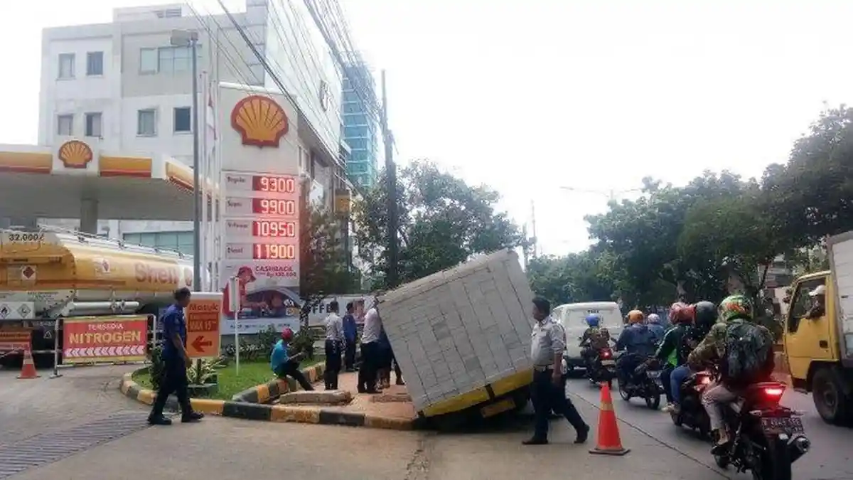 Truk Pengangkut Bata Ringan Jeblos di Pasar Minggu, Sopir : Bekas Galian Kabelnya Enggak Dicor