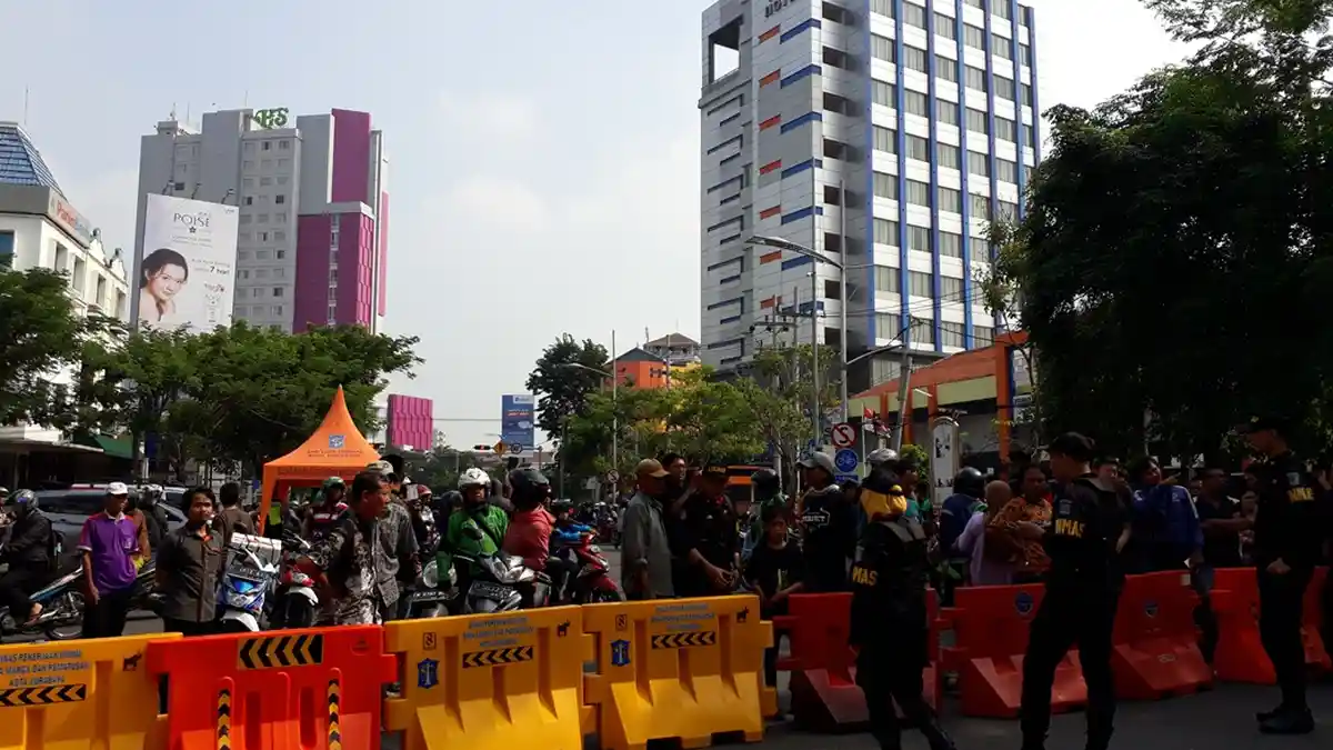 Jalan Gubeng Ambles, Banyak Warga Kota Surabaya Penasaran Ingin Melihat Langsung Kondisinya