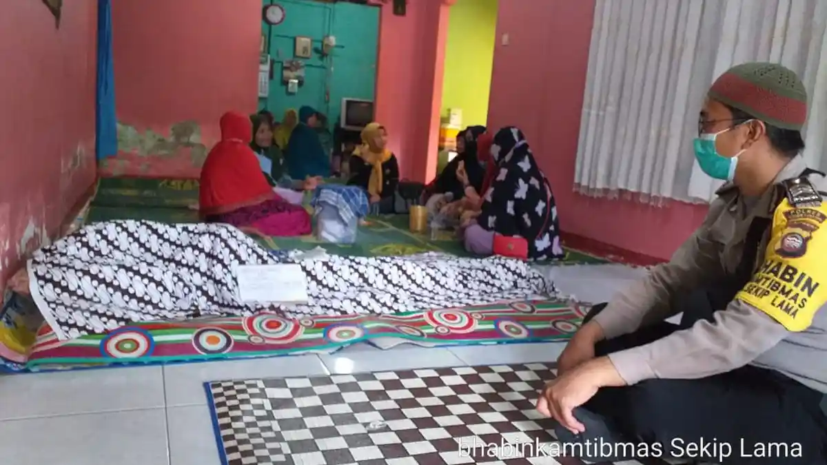 Bhabinkamtibmas Polsek Singkawang Tengah Andi Chatibi Lakukan Sambang Duka