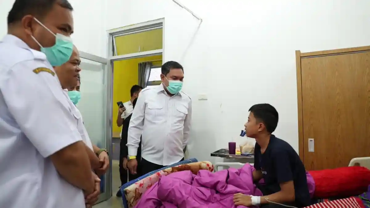 POTRET Bupati Franc Bernhard Tumanggor Berikan Semangat pada Sejumlah Pasien RSUD Salak