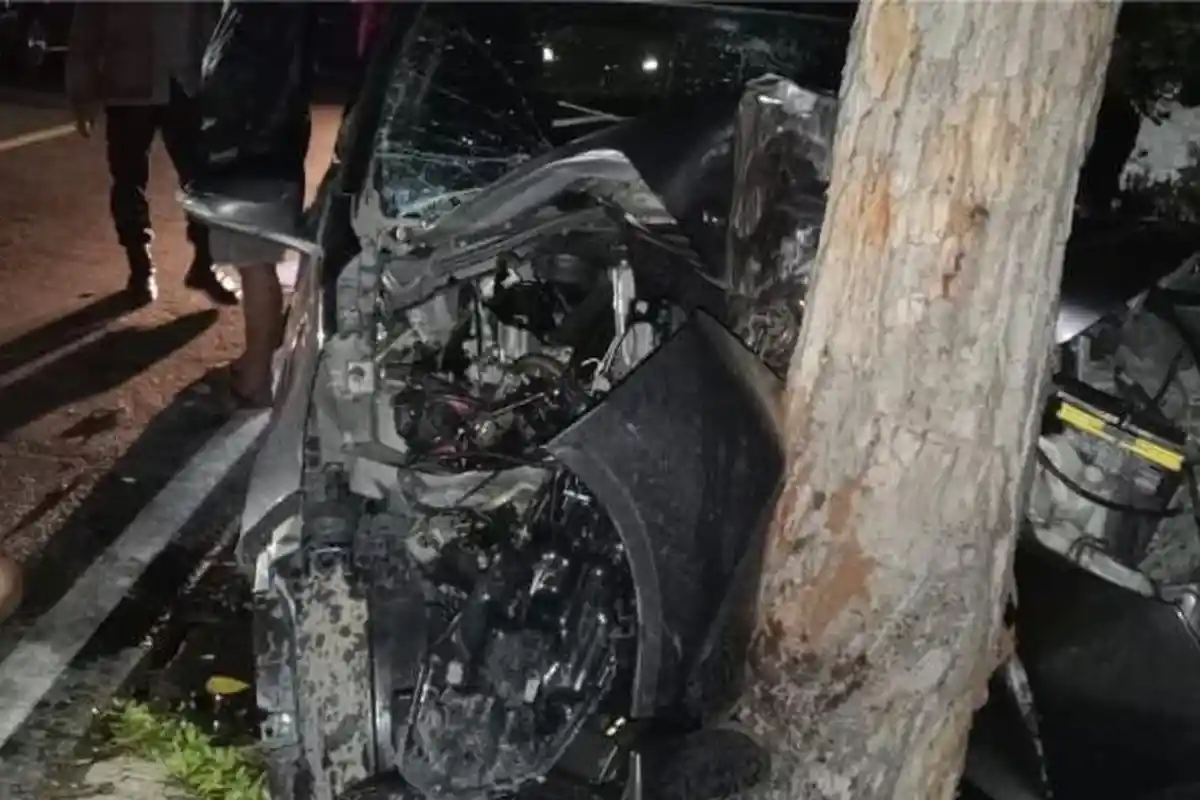 Sigra Ringsek Parah Tabrak Pohon, 2 Orang Tewas di TKP Kecelakaan