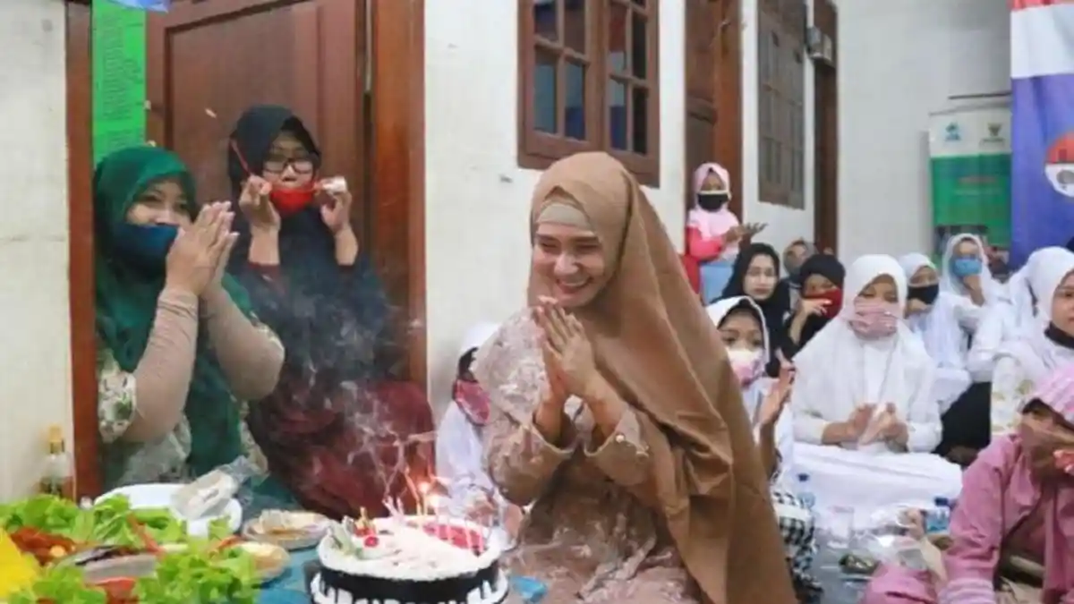 Penyanyi Dangdut Mechalika Rayakan Ulang Tahun ke-26 Bersama Anak Yatim