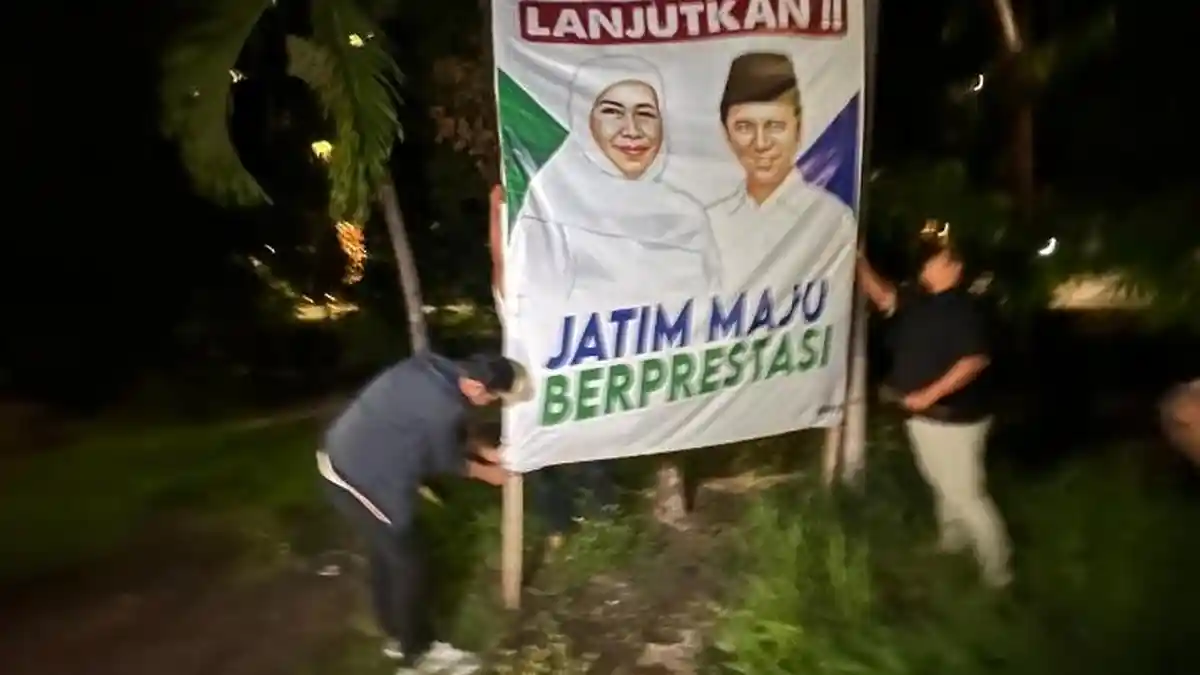 Masa Tenang, Cawagub Jatim Emil Dardak Ikut Turunkan Baliho Bergambar Dirinya