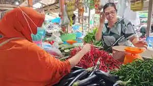 Pedagang_cabe_di_pasar_kelakap_tujuh_sedang_melayani_pembeli.jpg
