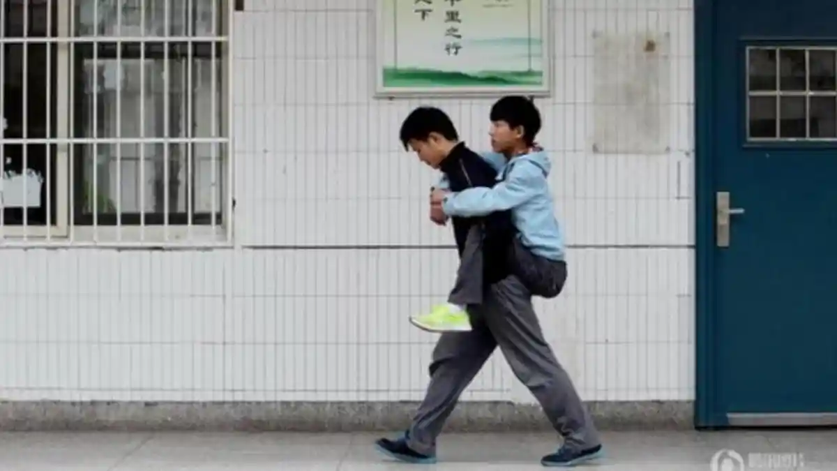 Selama 3 Tahun, Remaja China Gendong Kawannya yang Lumpuh ke Sekolah