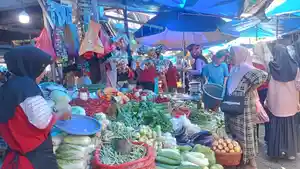 2026-03-18-Suasana-penjual-bahan-pokok-di-Pasar-Sentral-Sinjai.jpg