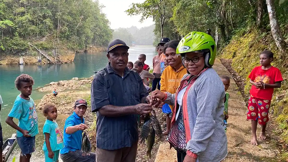 Begini Kisah di Balik Ulang Tahun Ikan Mas di Danau Uter Maybrat