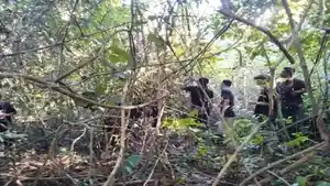WARGA-DISERANG-BERUANG-Personel-Polsek-Jayaloka.jpg