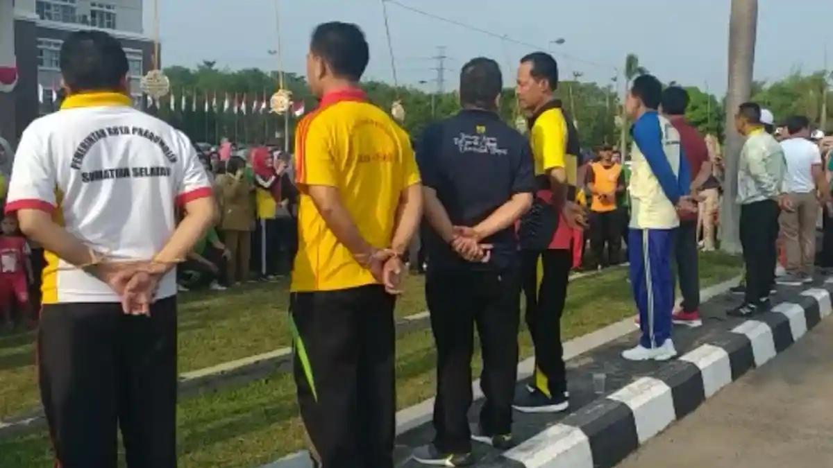 Tangan Walikota dan Wakil Walikota Prabumulih Diikat saat Lomba Makan Kerupuk Perayaan HUT RI