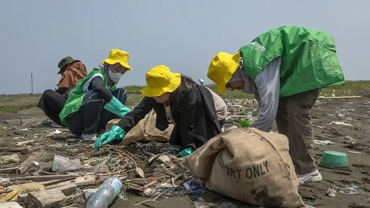 Ini Perusahaan Penyumbang Sampah Plastik Terbanyak di Pantai Tirang Semarang