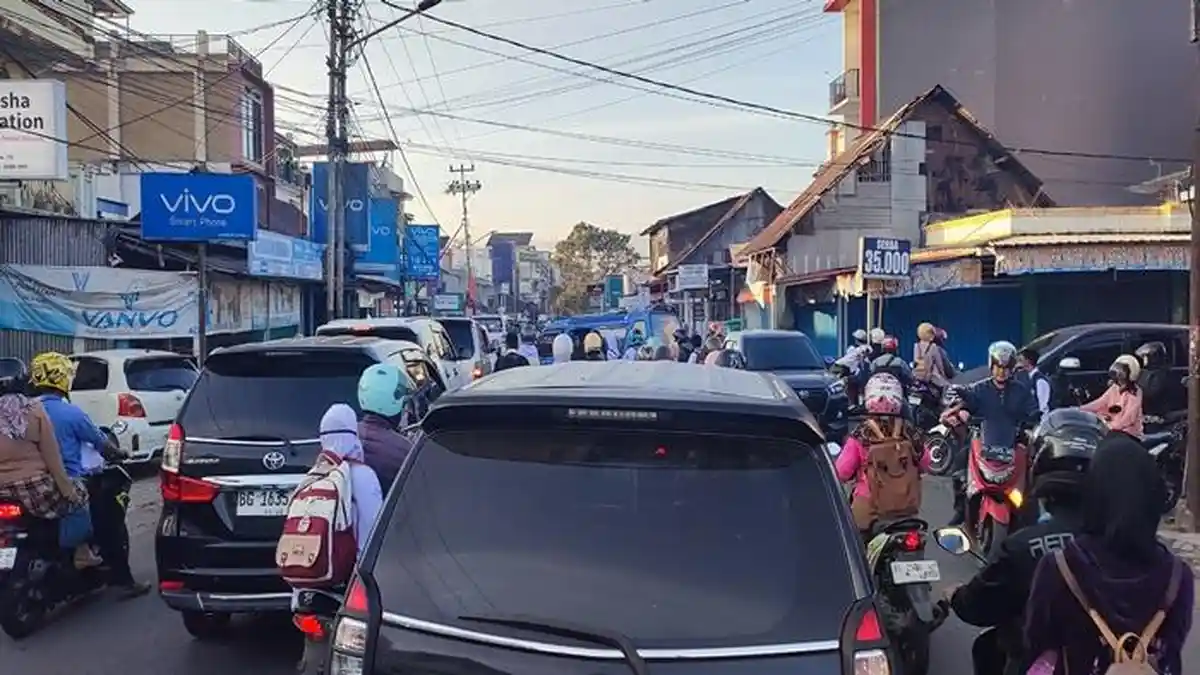 Ramai Antar Anak di Hari Pertama Sekolah, Sejumlah Titik Jalan di Pagar Alam Macet, Polisi Bersiaga - Tribunsumsel.com