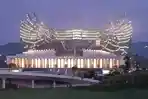 20260423_Subuh-di-IKN-menghadirkan-suasana-tenang-dengan-kabut-tipis-dan-cahaya-lampu-dramatis.jpg
