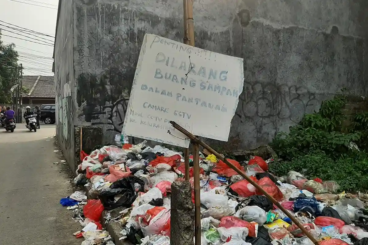 Warga Buang Sampah Sembarangan di Kota Tangsel Dikutuk Cepat Mati