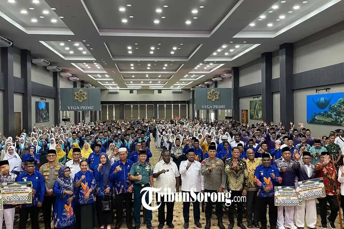 Pesan Haru Gubernur Elisa Kambu saat Melepas 371 Calon Haji Papua Barat Daya