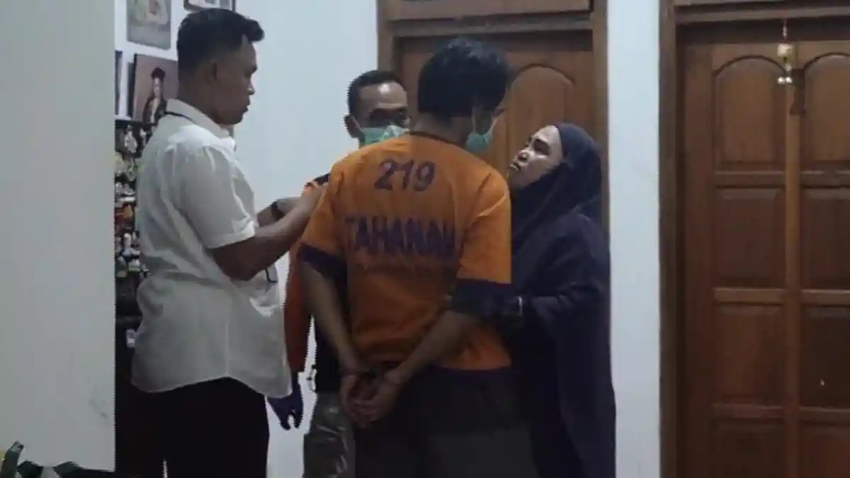 Tangis Pecah! Dwi Bagus Minta Maaf ke Istri Sah Saat Prarekonstruksi