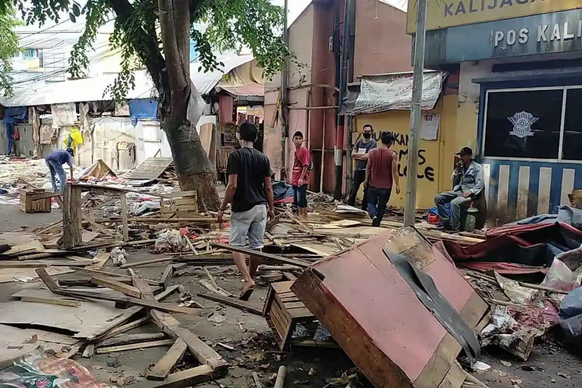 Alat Berat Ratakan Sejumlah Lapak Pedagang Kaki Lima di Jalan Sunan Kalijaga Pasar Rangkasbitung