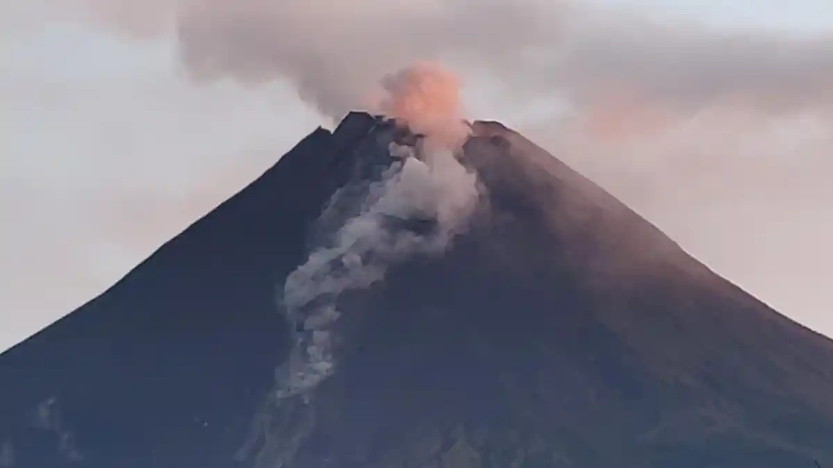 UPDATE Gunung Merapi 12 Juni 2024: Terpantau 6 Kali Guguran Lava ke Arah Barat Daya