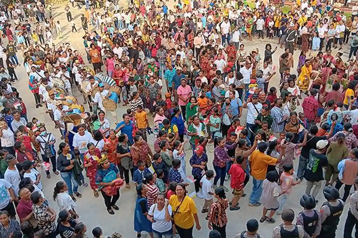 Tiba di Gereja Katedral, Ribuan Umat Katholik Tumpah Ruah Sambut Mgr Piero Pioppo