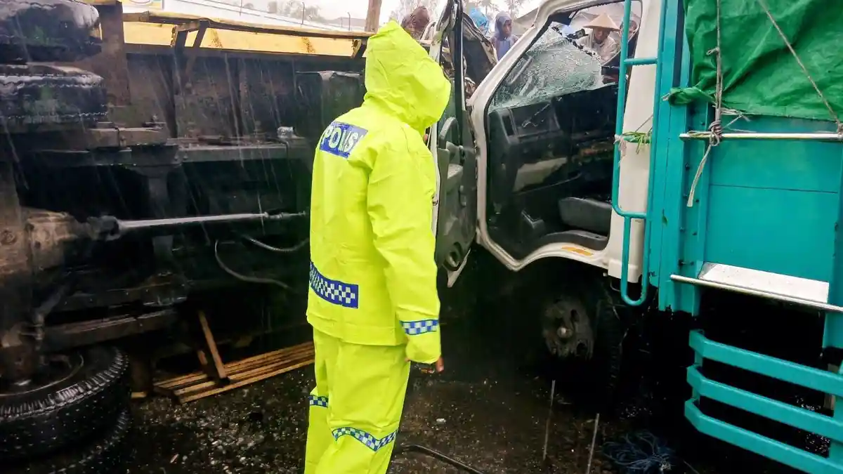 Tabrakan Dua Truk dan Pemotor di Tambi  Wonosobo, Korban Terluka Dibawa ke Rumah Sakit